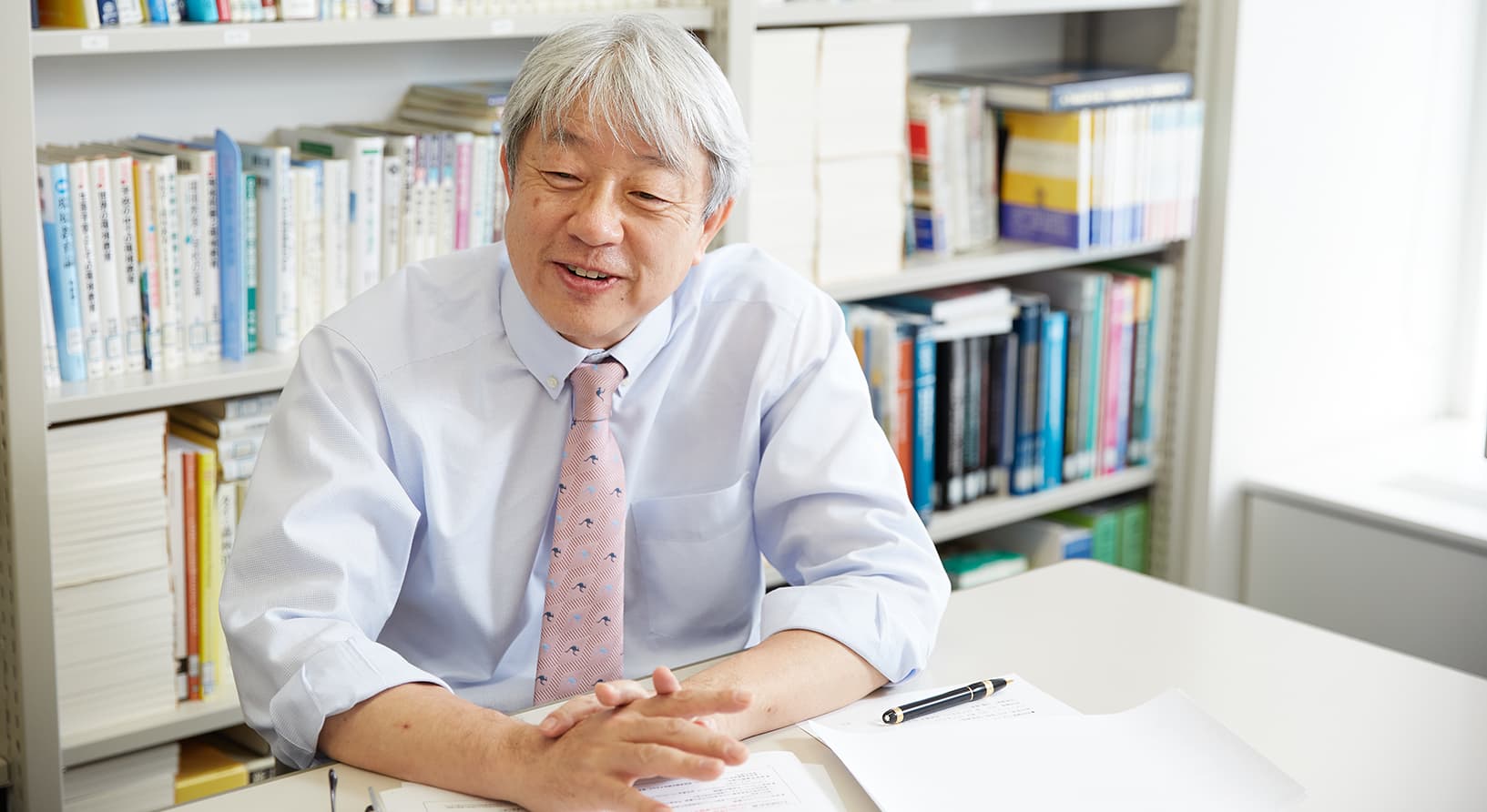 写真:説明する松丸 亮教授