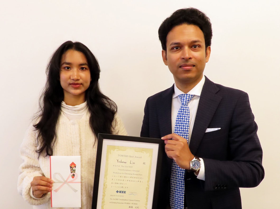 TOWERS Best Awardを受賞したYadanar Linさん（左）と指導教員のKhan教授（右）