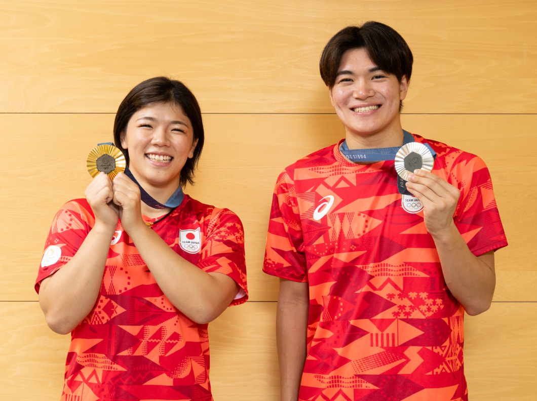 オリンピックでメダルを獲得した鏡優翔選手（左）と松下知之選手（右）