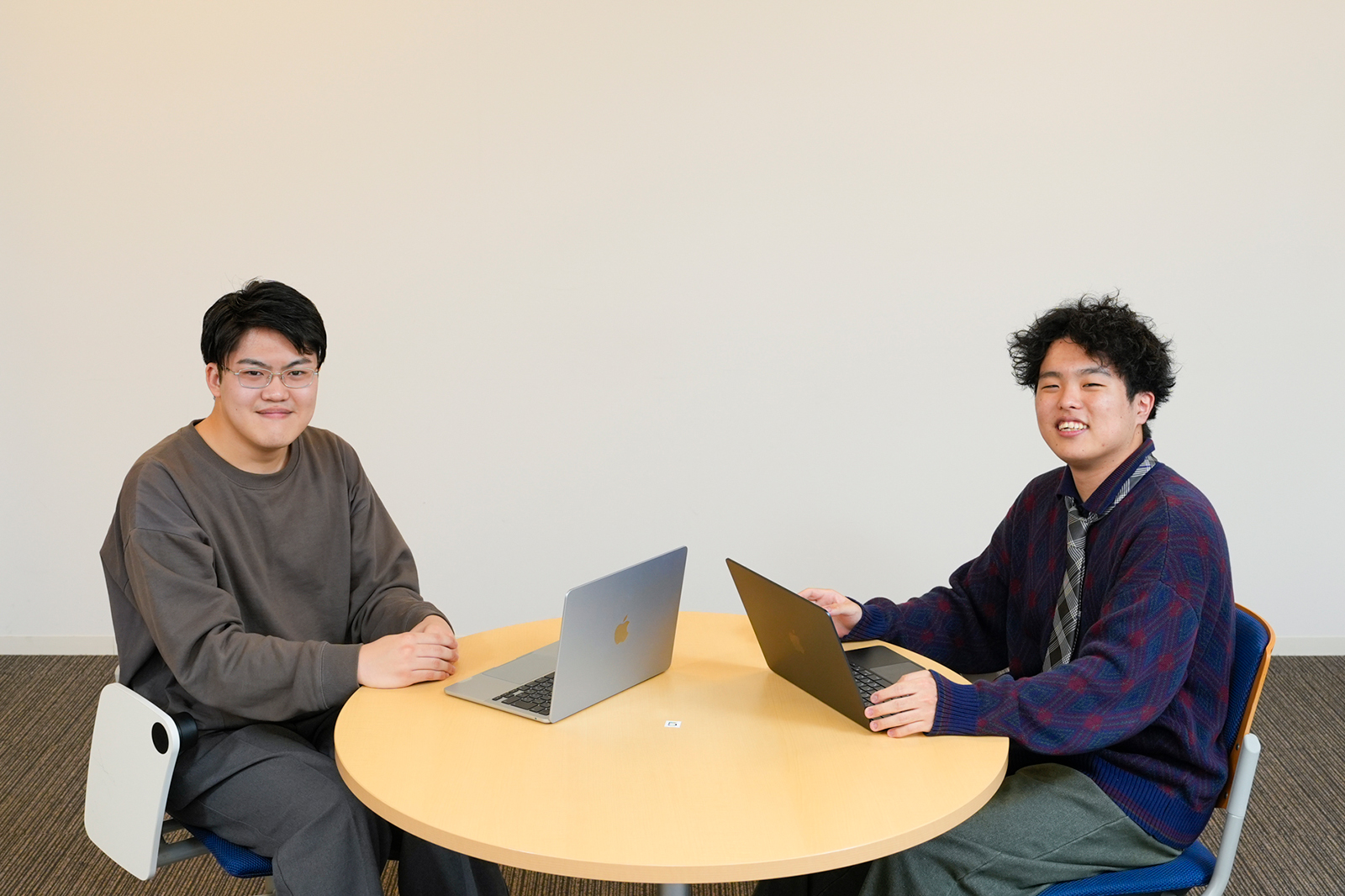 左から情報連携学部 髙橋さん、浅野さん