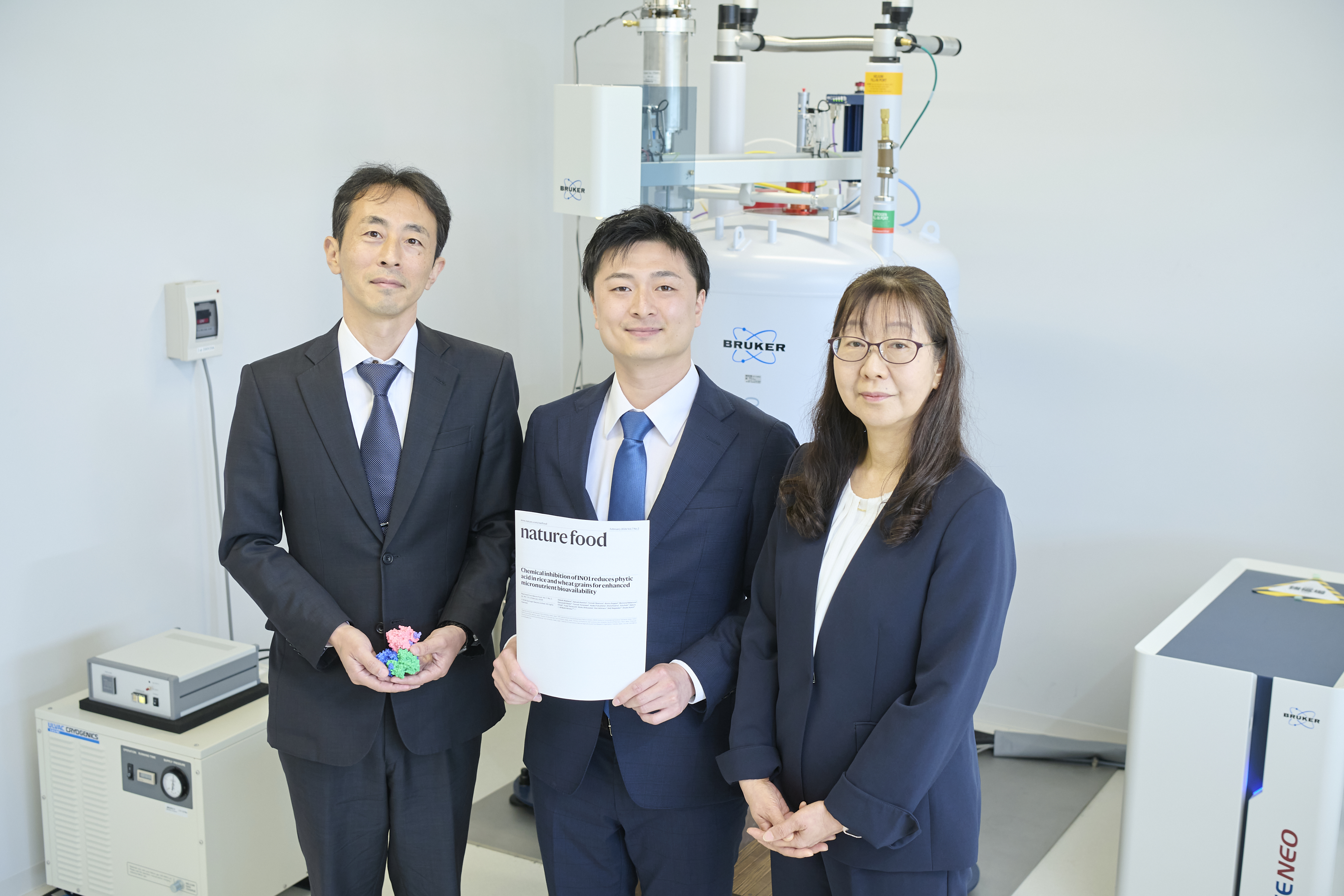 左から生命科学部 廣津教授、生命科学研究科修了生 赤羽根さん、食環境科学部 加藤教授